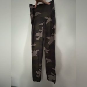 Offline Aerie Camo leggings medium